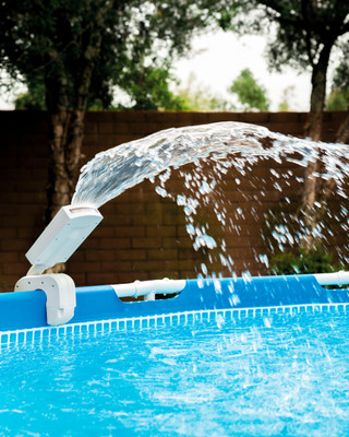 מזרקה מים מוארת צבעונית לבריכה מבית INTEX, דגם 28089 – BCOOL